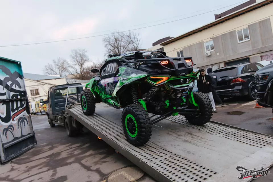 Оклеили багги BRP CAN-AM Maverick R X RS в яркую винилографию!